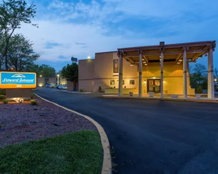 Days Inn & Suites by Wyndham Cincinnati North Hotels in Springdale