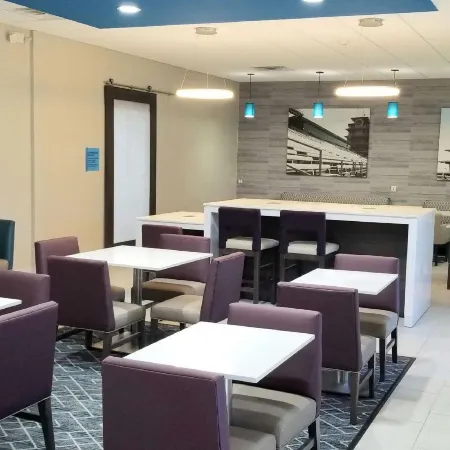 La Quinta Inn & Suites by Wyndham Indianapolis Downtown Отели рядом с достопримечательностью «Серкл Центр Молл»