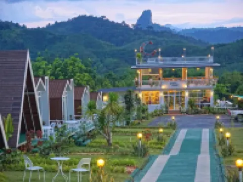 เขาสก99แคมป์แอนด์คาเฟ่ โรงแรมในอำเภอ พนม