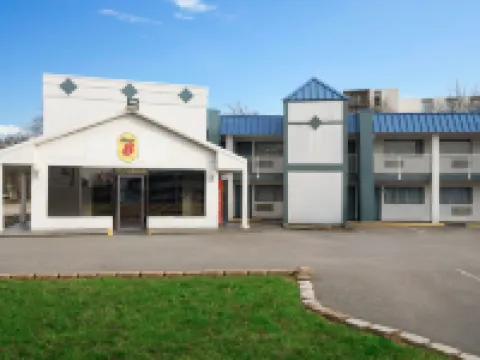 Super 8 by Wyndham Portsmouth - Norfolk Hotels in Portsmouth
