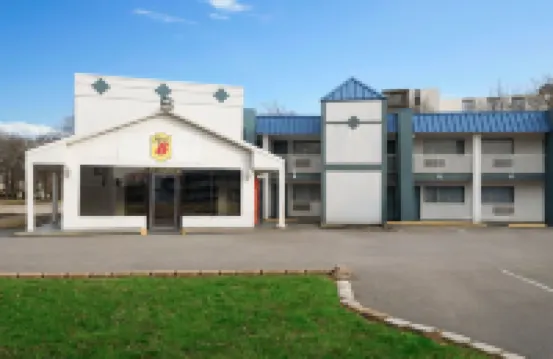 Super 8 by Wyndham Portsmouth - Norfolk Hotels in 