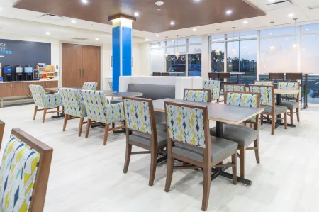 Holiday Inn Express & Suites Fort Myers Airport Отели рядом с достопримечательностью «Галф Кост Таун Сентер»