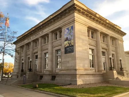 Holiday Inn Kearney Отели рядом с достопримечательностью «Парк Харви»