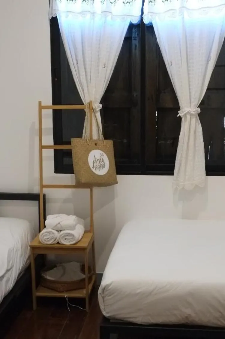 ห้องเตียงแฝดพร้อมห้องน้ำส่วนตัวซึ่งตั้งอยู่ด้านนอก