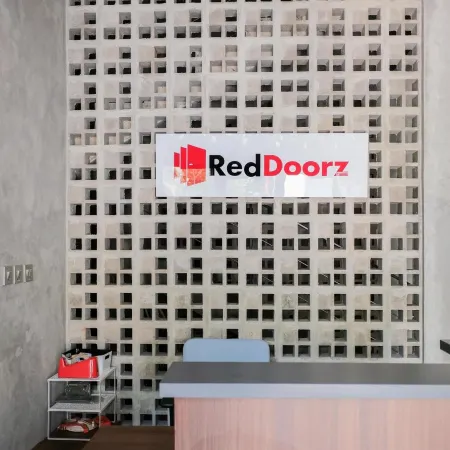 RedDoorz Near Trans Studio Mall Cibubur 3