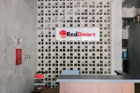 RedDoorz Near Trans Studio Mall Cibubur 3