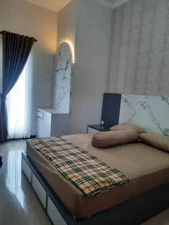 Villa Syariah Taman Harmoni Отели в г. Junrejo