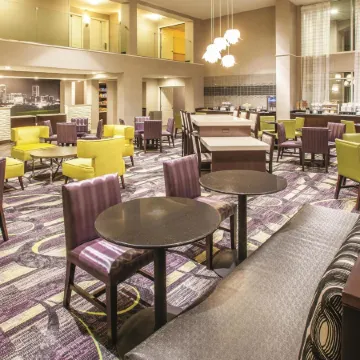 La Quinta Inn & Suites by Wyndham Fort Worth North Отели рядом с достопримечательностью «Fort Worth Herd Longhorn Cattle Drive»