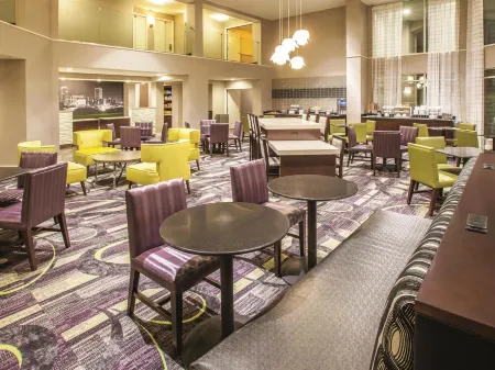 La Quinta Inn & Suites by Wyndham Fort Worth North