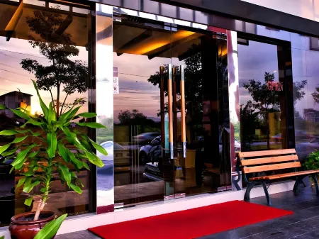 De Botani Hotel Отели рядом с достопримечательностью «Big Coral Cave ,Gunung Karang Besar»