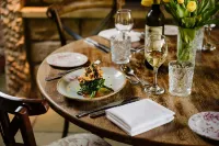Le Petit Chateau & William de Percy - bar