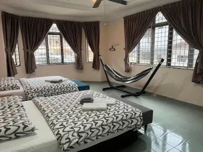 Dino House Hoteles cerca de Piscina Burmese