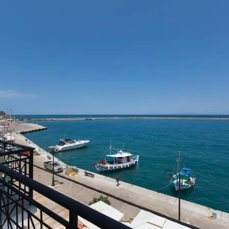Samaina Port Hotel