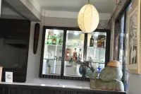 Bed and pillow hostel - bar