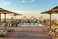 Novotel Valencia Lavant - مسبح
