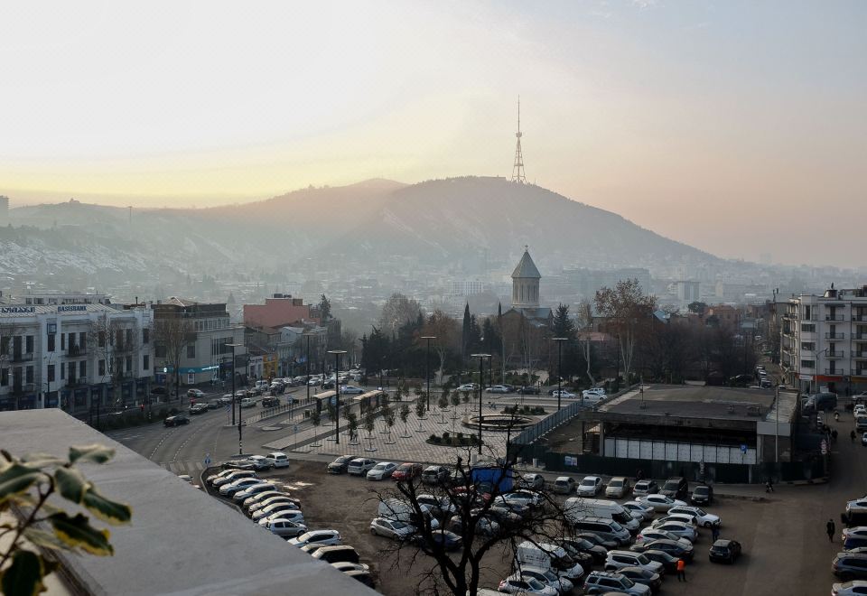 2. 홀리데이 인 익..