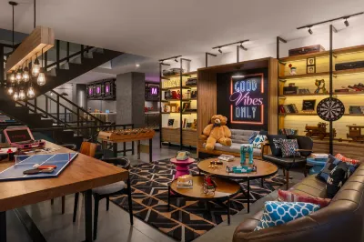 Moxy Solo Hotel dekat Masjid Jami' PPMI Assalaam