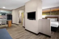Days Inn & Suites by Wyndham Kokomo Hotels in Kokomo