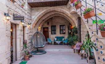 Tafana Cave & Stone Lodge