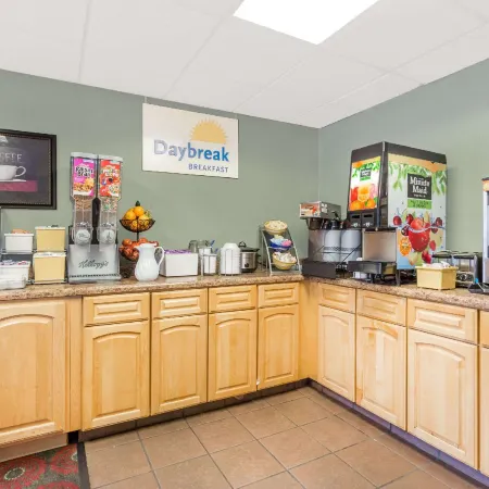Days Inn by Wyndham Cedar Falls- University Plaza