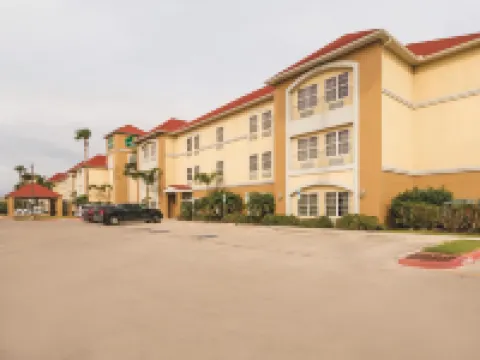 La Quinta Inn & Suites by Wyndham Pharr Rgv Medical Center Hotels in Pharr