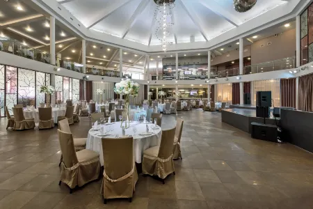 Любим Отели рядом с достопримечательностью «Музыка и время»