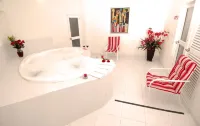 Hotel Karlo by Gho Hoteles - Bathtub