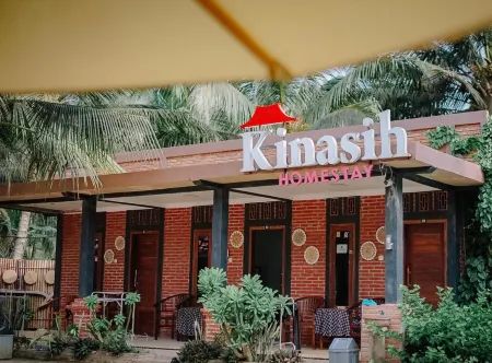Kinasih Homestay Отели в г. Пачитан
