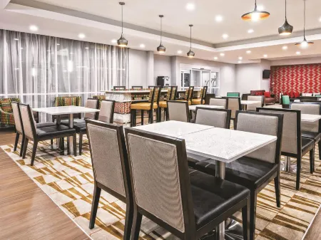 La Quinta by Wyndham San Antonio by Frost Bank Center Отели в г. Кирби