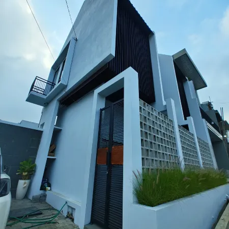 Urbanic Villa with Mountain Views