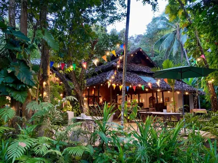 Fern Resort Mae Hong Son Отели рядом с достопримечательностью «Wat Phra That Doi Kong Mu»