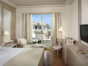 Las Arenas Balneario Resort