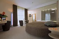 Card International Hotel - parcheggio