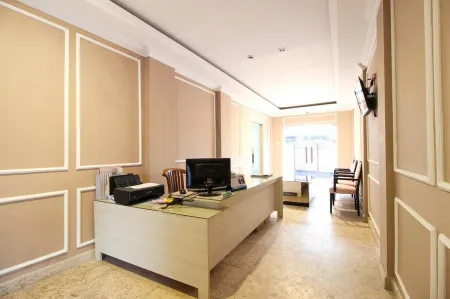 RedDoorz Near Stadion Manahan Solo Отели рядом с достопримечательностью «Museum Radya Pustaka»