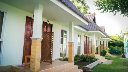 Leelawadee Resort Отели рядом с достопримечательностью «Wat Trapang Ngoen»