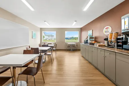 Super 8 by Wyndham Meadow Lake