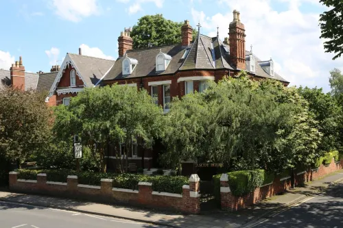 Ascot House - guesthouses