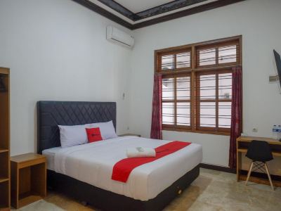 RedDoorz Near Kawasan Simpang Lima Area