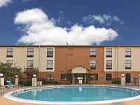 La Quinta Inn & Suites by Wyndham Denison - N. Lake Texoma - Pools