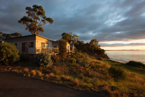Swansea Beach Chalets - Homestays