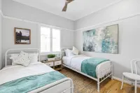 Balmoral Beauty - Elevated Living on the Esplanade Balo1 Hotels near Clifton Gardens