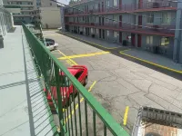 Budgetel Inn and Suites - Louisville - parking