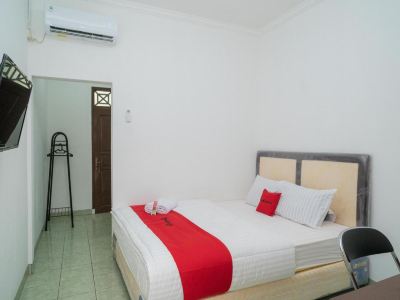 RedDoorz Near Bundaran Ciceri