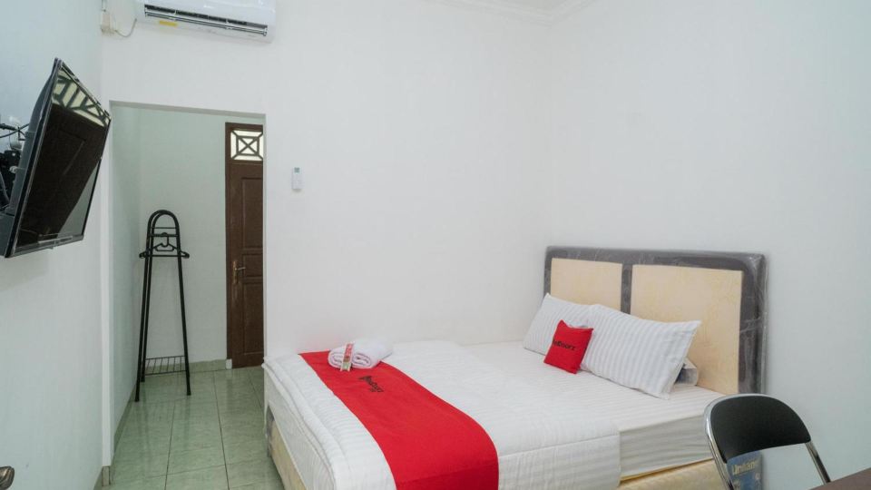 RedDoorz Near Bundaran Ciceri