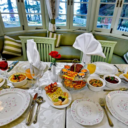 Brij Villa, Dalhousie - A Colonial Luxury Retreat