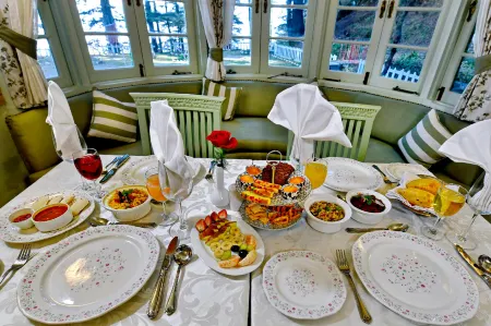 Brij Villa, Dalhousie - A Colonial Luxury Retreat Отели в г. Чамба