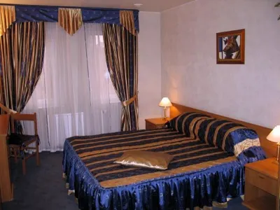 Chetyire Koronyi Hotel Hotel dekat Lesnoy Park