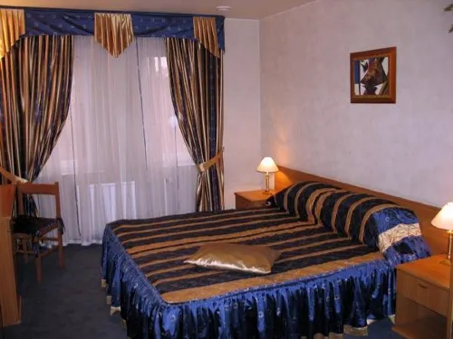 Chetyire Koronyi Hotel