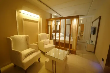 Myst Luxury Stays Отели в г. Мохали