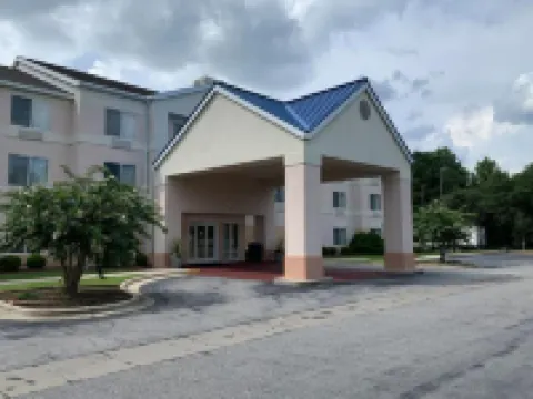 คันทรี อินน์แอนด์สวีทส์ บาย เรดิสัน ฟาแยตต์วิลล์ ไอ-95 รัฐนอร์ทแคโรไลนา โรงแรมในเฟย์เอตต์วิลล์